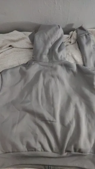 Sudadera gris con cremallera y capucha