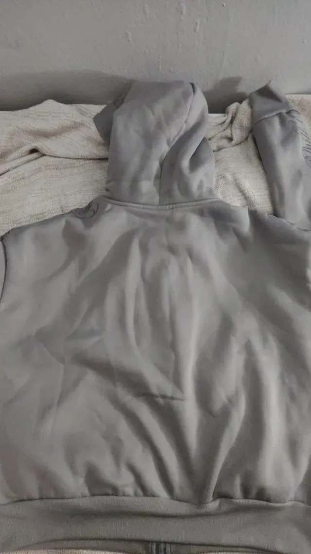 Sudadera gris con cremallera y capucha