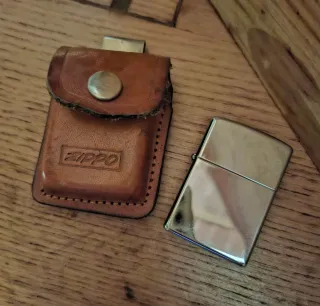 Accendino Zippo con custodia in pelle