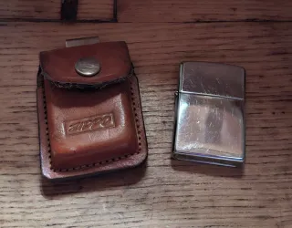 Accendino Zippo con custodia in pelle