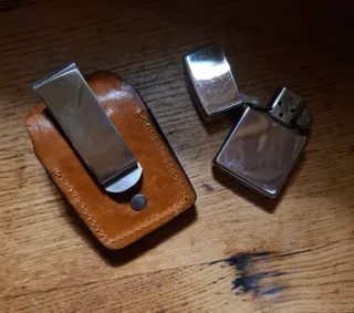 Accendino Zippo con custodia in pelle