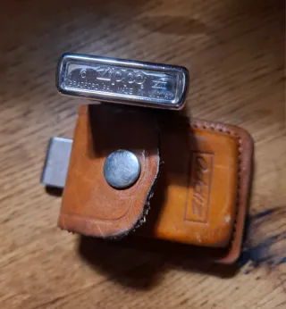 Accendino Zippo con custodia in pelle