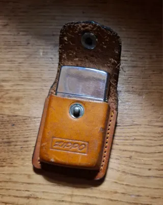 Accendino Zippo con custodia in pelle