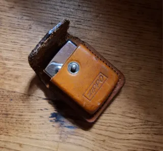 Accendino Zippo con custodia in pelle
