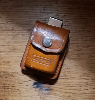 Accendino Zippo con custodia in pelle