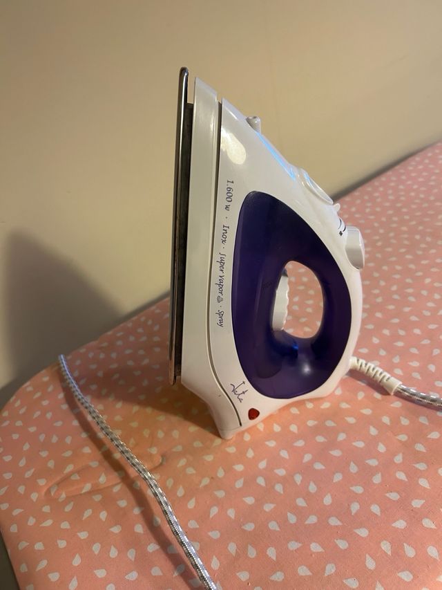 Tabla de planchar y plancha