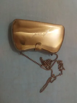 Bolso de fiesta dorado con cadena
