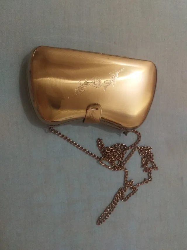 Bolso de fiesta dorado con cadena