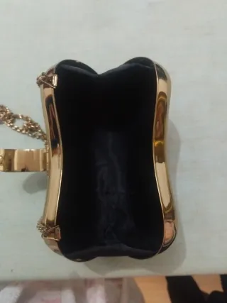 Bolso de fiesta dorado con cadena