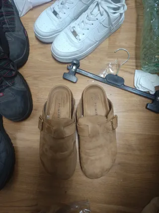 Sandalias tipo zueco marrón talla 41