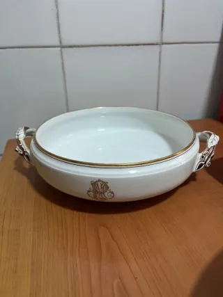 Sopera de porcelana con detalles dorados