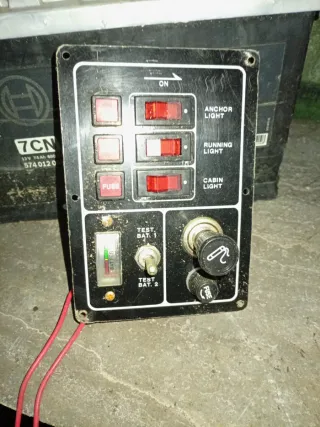 Panel de control con interruptores y medidor