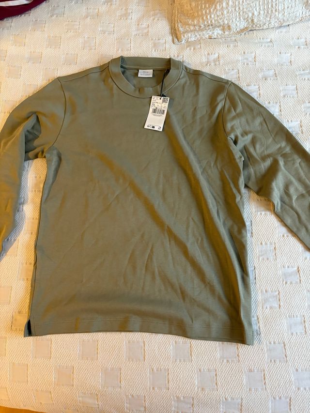 Camiseta larga verde kaki. De Mango sin estrenar