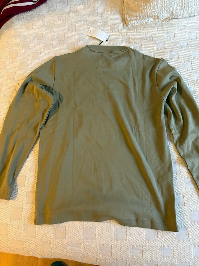 Camiseta larga verde kaki. De Mango sin estrenar