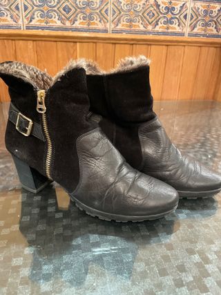 Botas de piel negras con tacón y pelo