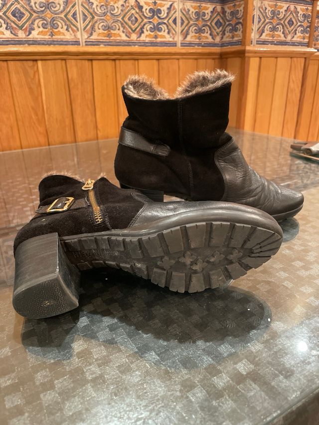 Botas de piel negras con tacón y pelo