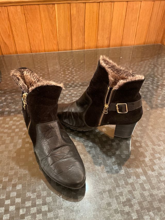 Botas de piel negras con tacón y pelo