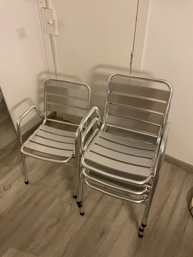 Sillas de aluminio apilables (4 unidades)