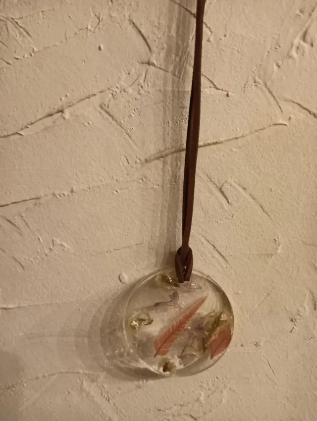 Colgante collar transparente redondo