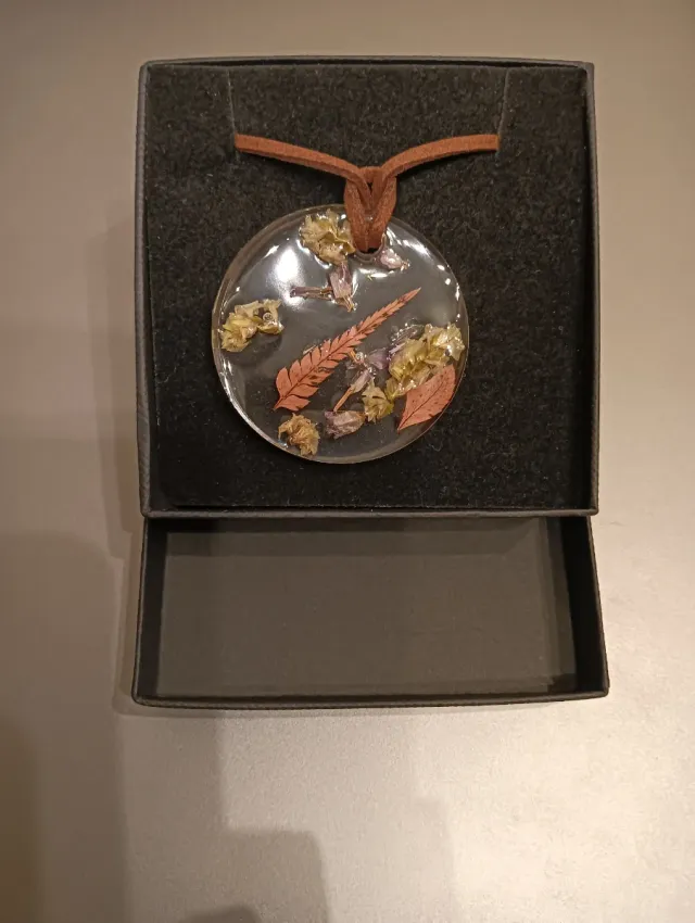 Colgante collar transparente redondo