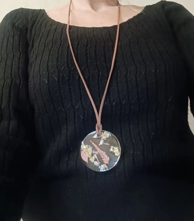 Colgante collar transparente redondo