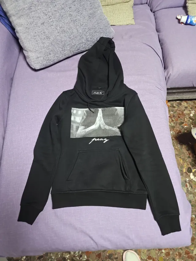 Sudadera Negra con Estampado Pray