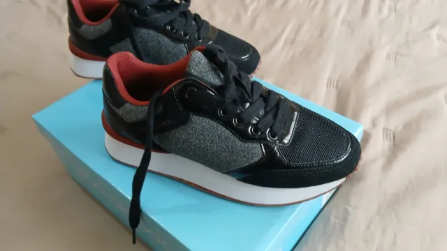 Zapatillas deportivas vestir negras, gris y rojo