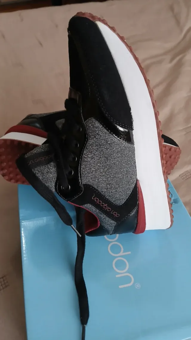 Zapatillas deportivas vestir negras, gris y rojo