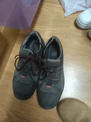 Botas de trabajo negras y rojas