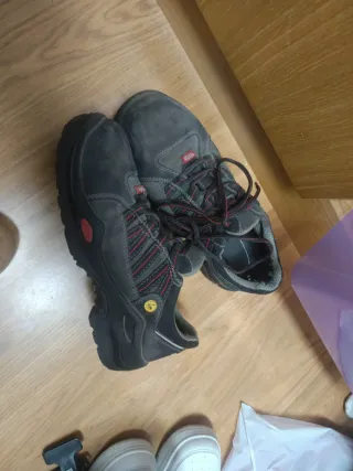 Botas de trabajo negras y rojas