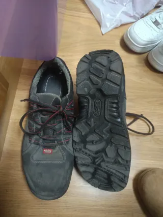 Botas de trabajo negras y rojas