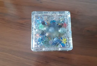 Caja cristal tallado con canicas