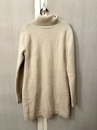 Vestido punto grueso cuello alto beige. talla gran