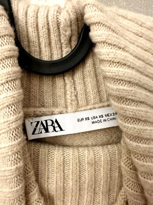 Vestido punto grueso cuello alto beige. talla gran