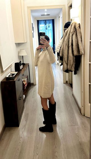 Vestido punto grueso cuello alto beige. talla gran