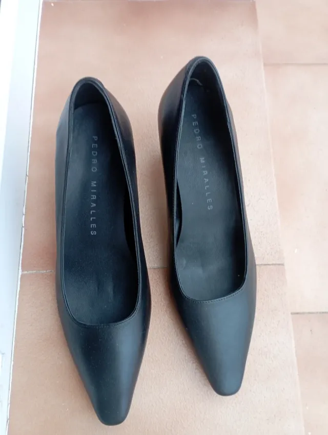 Zapatos de piel de Pedro Millalles tacón medio