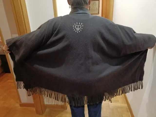 Capa Desigual Negra Talla Única