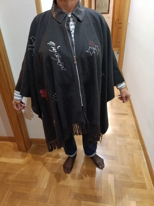 Capa Desigual Negra Talla Única