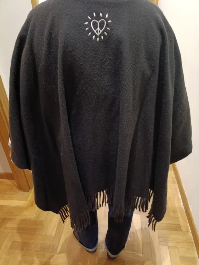 Capa Desigual Negra Talla Única