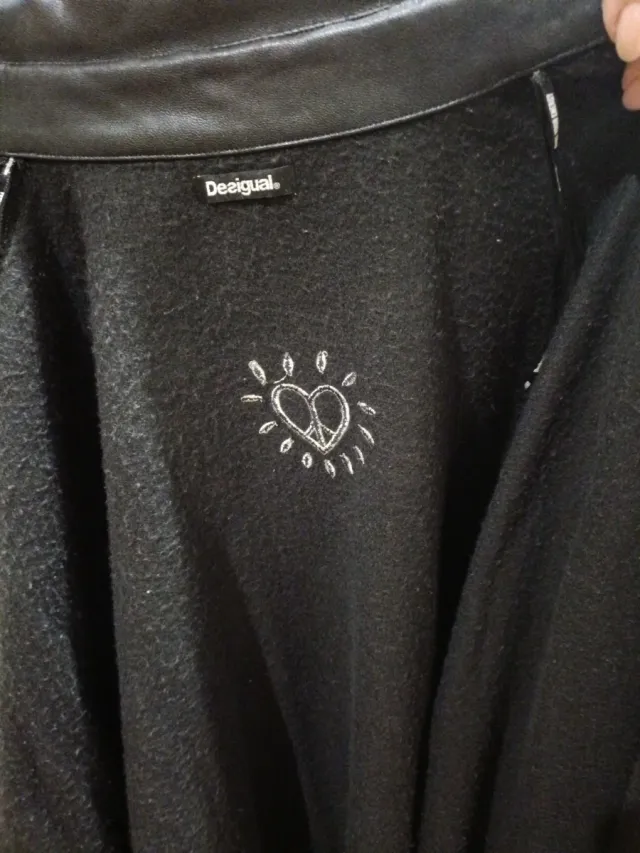 Capa Desigual Negra Talla Única