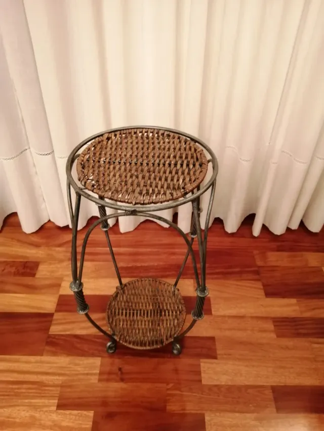 Soporte pedestal de macetas mimbre y metal