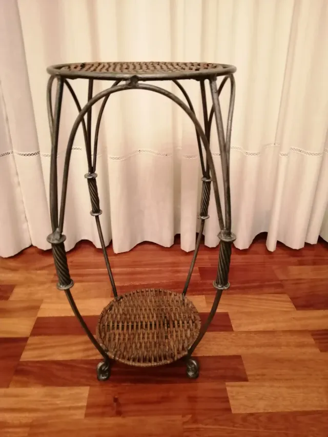 Soporte pedestal de macetas mimbre y metal
