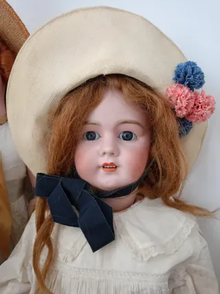 Sombrero antiguo de muñeca con flores