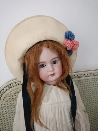 Sombrero antiguo de muñeca con flores