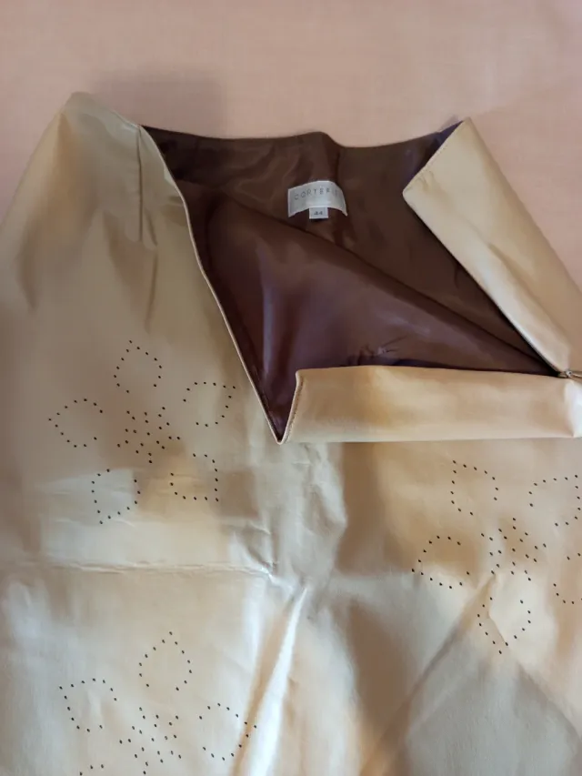 Falda polipiel clara con perforaciones