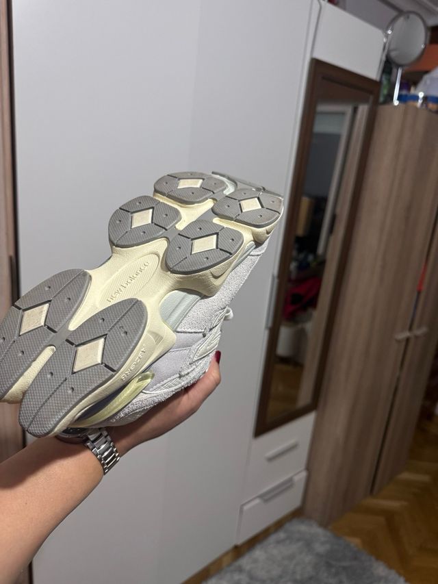 New Balance 9060 Gris y Blanco