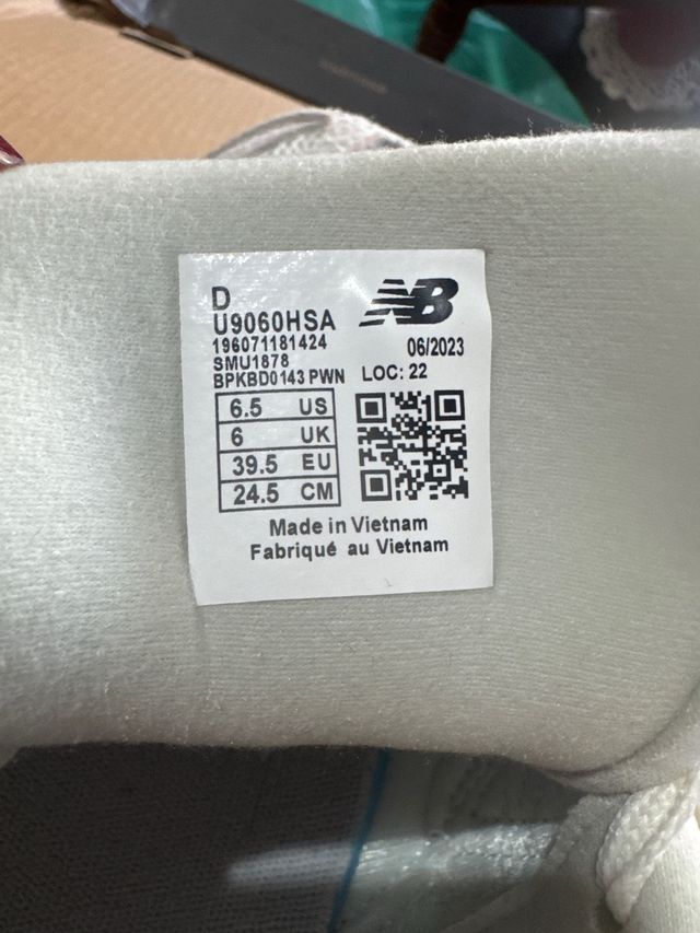 New Balance 9060 Gris y Blanco