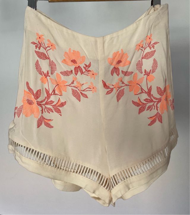 Shorts beige con bordado floral naranja coral