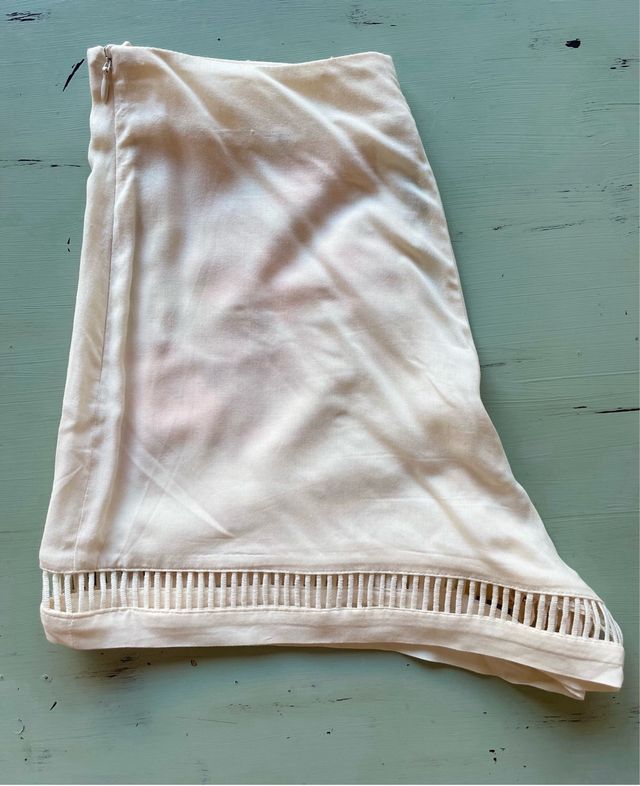 Shorts beige con bordado floral naranja coral