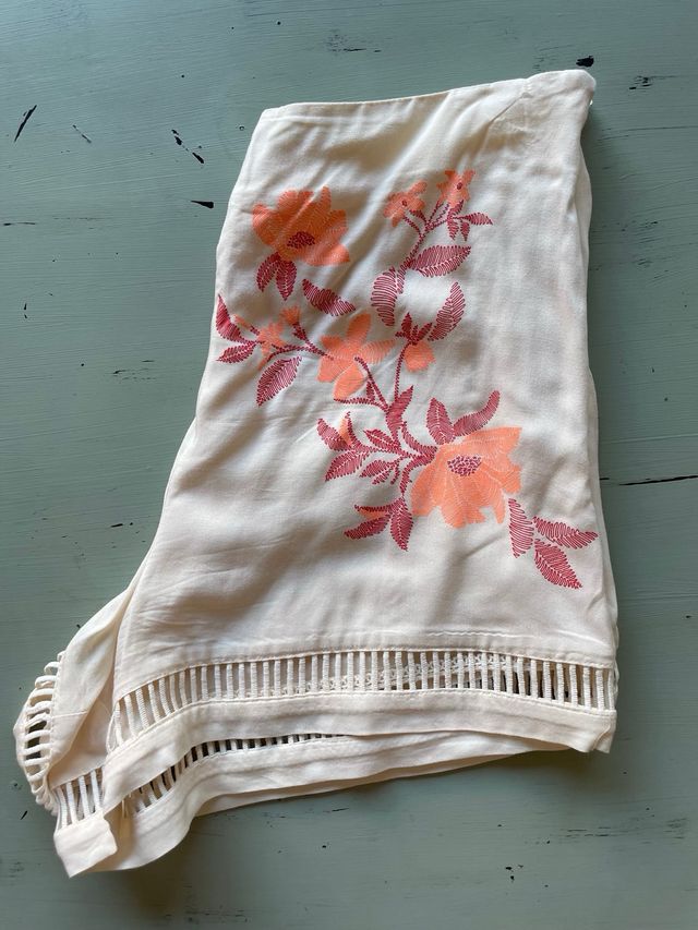 Shorts beige con bordado floral naranja coral